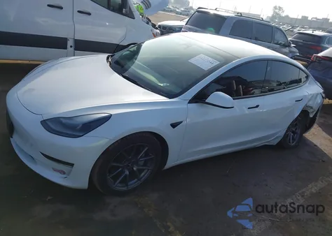 2021 Tesla Model 3 Standard Range Plus Rear-Wheel Drive z USA, uszkodzony, nr VIN 5YJ3E1EAXMF095762